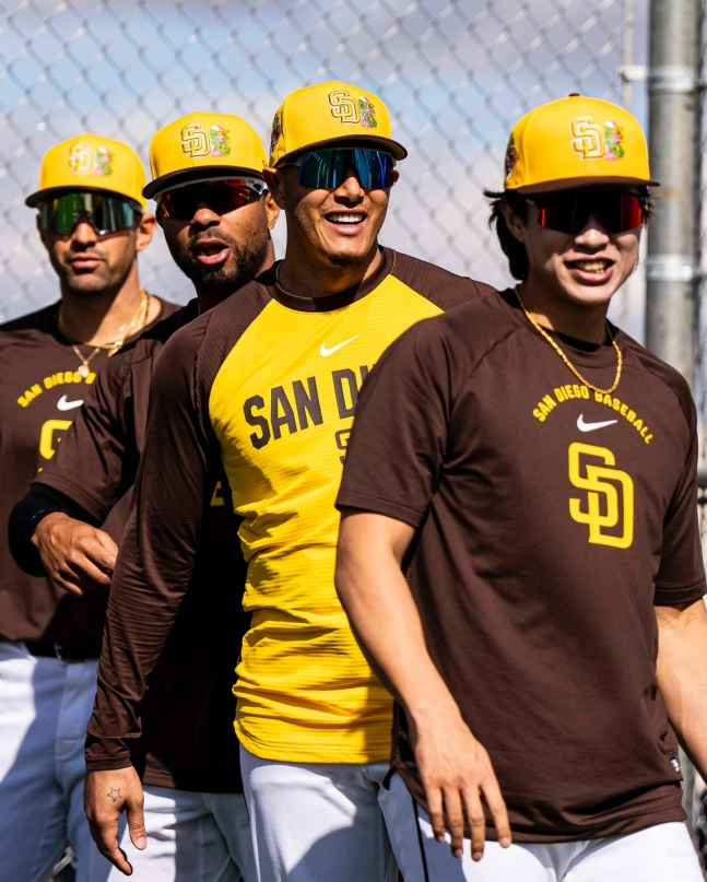 송성문(오른쪽)이 샌디에이고 스프링캠프에서 미소를 지으며 훈련에 나서고 있다. /사진=샌디에이고 파드리스 공식 SNS