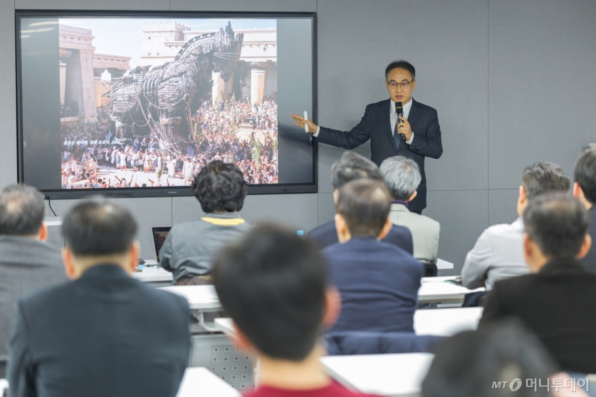 이원석 전 검찰총장이 25일 서울 종로구 머니투데이에서 진행된 PADO 광화문클럽 2월 '클럽데이'에서 강연을 하고 있다. /사진=이기범 기자 leekb@