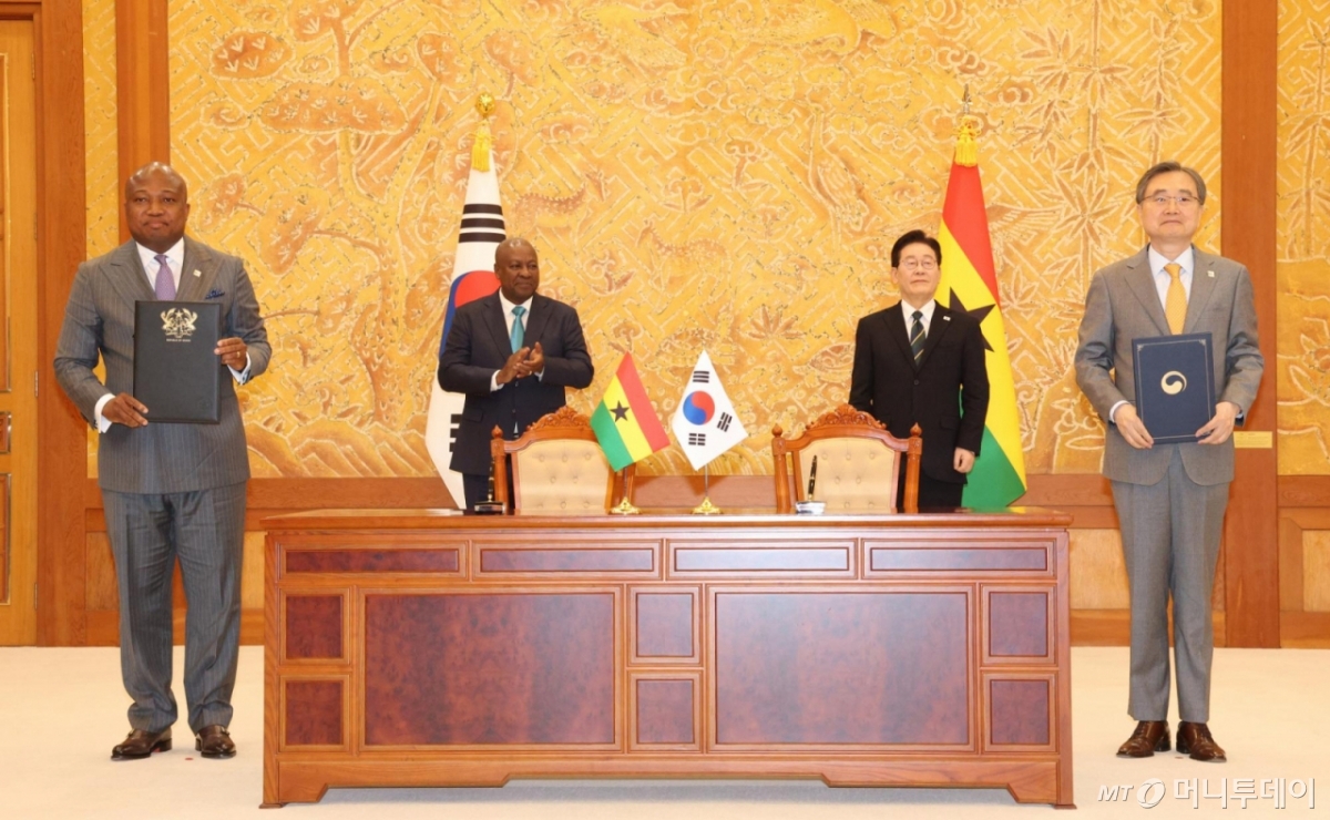 [서울=뉴시스] 고범준 기자 = 조현 외교부 장관과 사무엘 오쿠제토 아블라콰 가나 외교부 장관이 11일 청와대에서 이재명 대통령과 존 마하마 가나 대통령이 임석한 가운데 한-가나 기술, 디지털, 혁신 개발협력 양해각서(신규)를 체결한 뒤 기념촬영을 하고 있다. 2026.03.11. bjko@newsis.com /사진=고범준