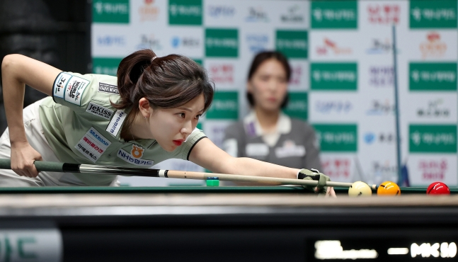 정수빈이 LPBA 월드챔피언십 조별리그 1차전에서 김다희를 상대로 스트로크를 하고 있다. /사진=PBA 제공