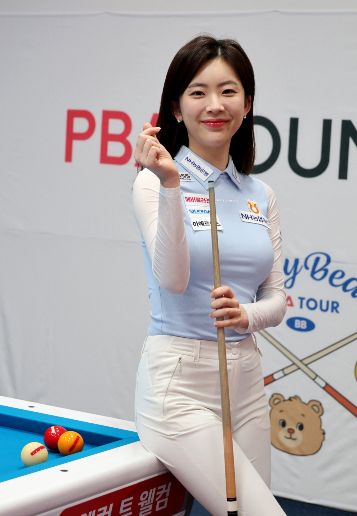 정수빈이 카메라를 향해 손하트를 날리고 있다. /사진=강영조 선임기자