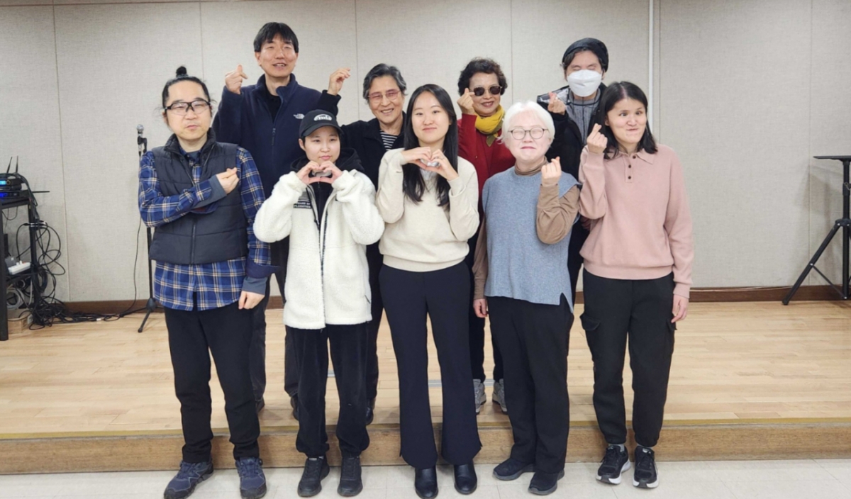 시각장애인 한국어 강사 양성 프로그램 참가자 등이 기념 촬영 중이다/사진제공=하티웍스