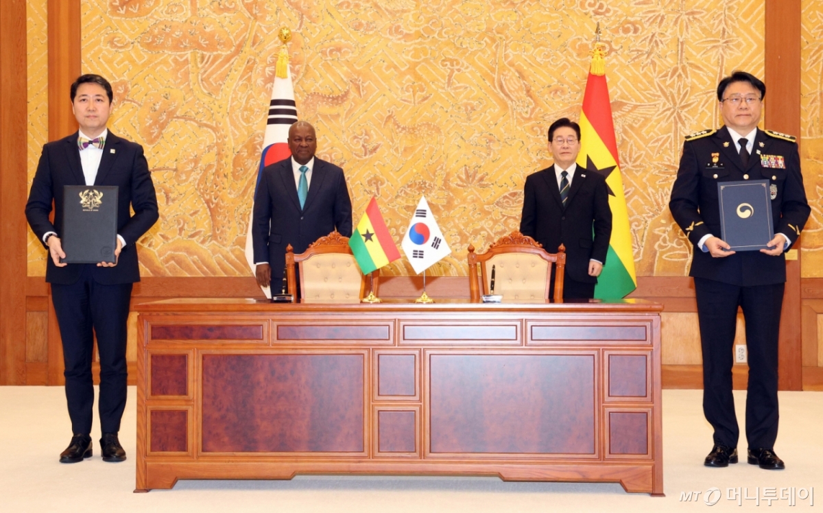 [서울=뉴시스] 고범준 기자 = 장인식 해양경찰청장 직무대행과 최고조 주한 가나대사가 11일 청와대에서 이재명 대통령과 존 마하마 가나 대통령이 임석한 가운데 한-가나 해양안보협력 양해각서(신규)를 체결한 뒤 기념촬영을 하고 있다. 2026.03.11. bjko@newsis.com /사진=고범준