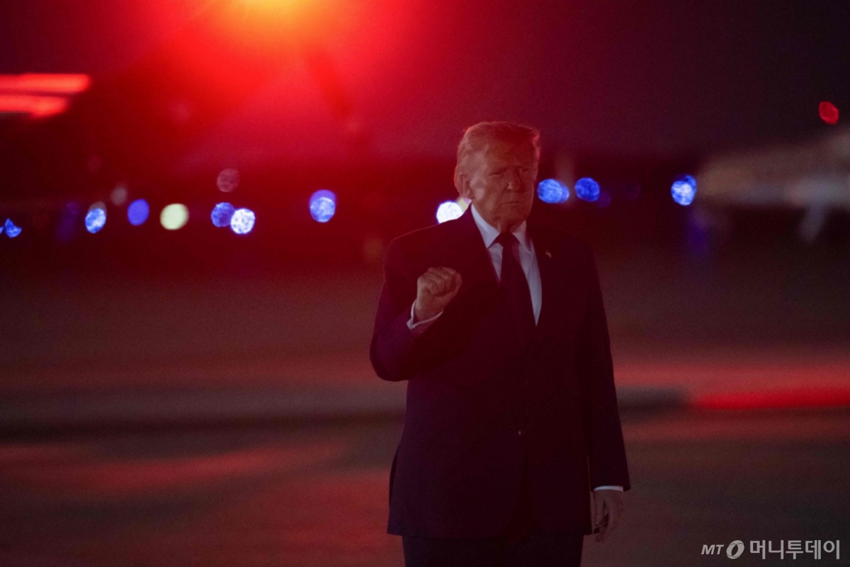 (워싱턴 AFP=뉴스1) 김경민 기자 = 도널드 트럼프 미국 대통령이 9일(현지시간) 메릴랜드주 앤드루스 합동기지에 도착해 에어포스 원에서 내리고 있다. 2026.3.9 ⓒ AFP=뉴스1 Copyright © 뉴스1. All rights reserved. 무단 전재 및 재배포,  AI학습 이용 금지. /사진=(워싱턴 AFP=뉴스1) 김경민 기자