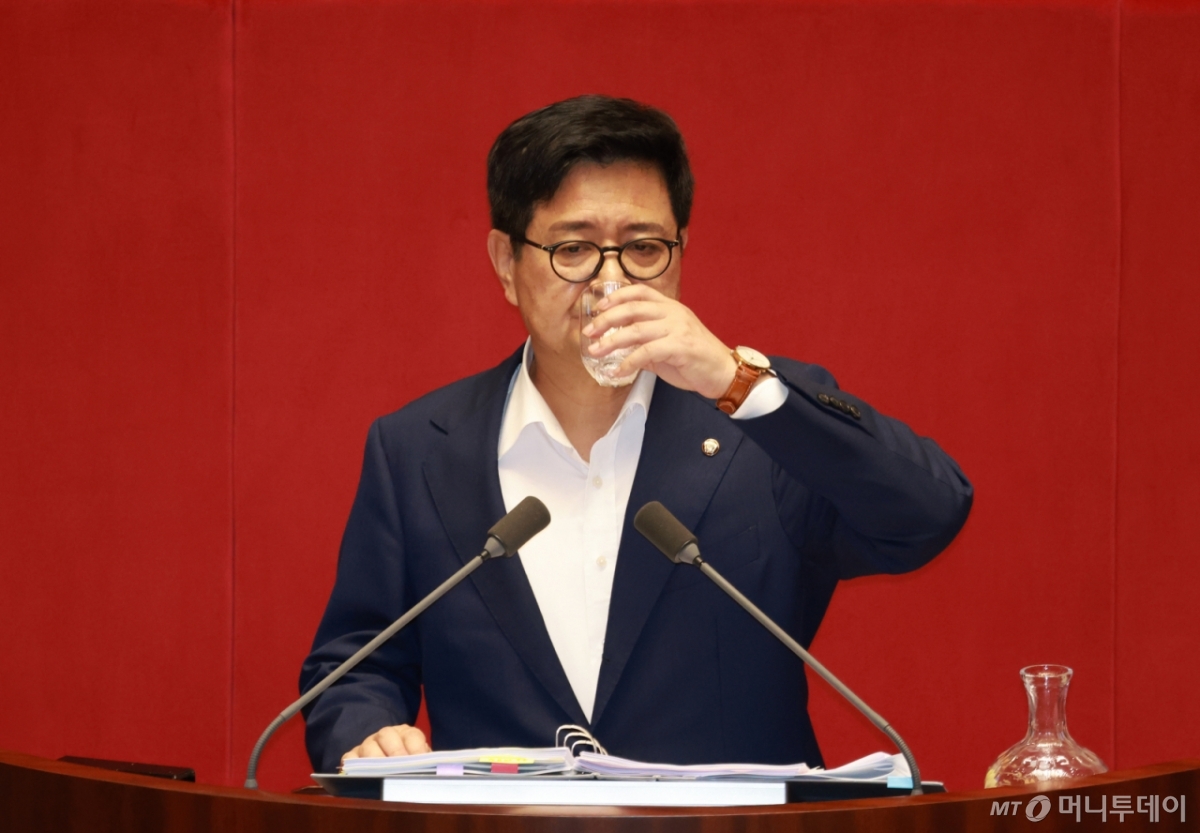 [서울=뉴시스] 고승민 기자 = 김장겸 국민의힘 의원이 5일 서울 여의도 국회에서 열린 제427회 국회(임시회) 제3차 본회의에서 방송문화진흥회법 일부개정법률안(대안) 관련 무제한 토론을 하던 중 물을 마시고 있다. 2025.08.05. kkssmm99@newsis.com /사진=고승민