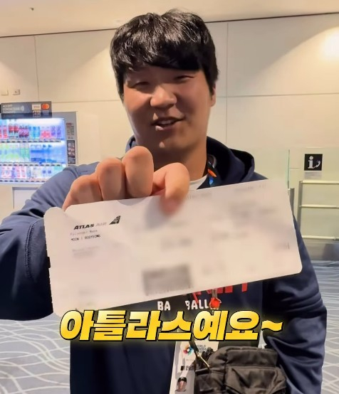 문보경이 KBO SNS를 통해 전세기 비행기 티켓을 공개하고 있다. /사진=KBO 공식 SNS