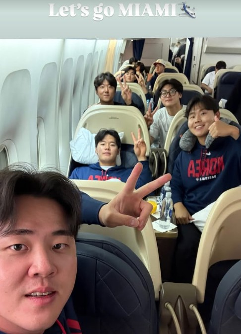 김형준(앞)이 전세기 탑승 후 동료들과 기념 촬영을 한 사진을 SNS에 공개했다. /사진=김형준 SNS