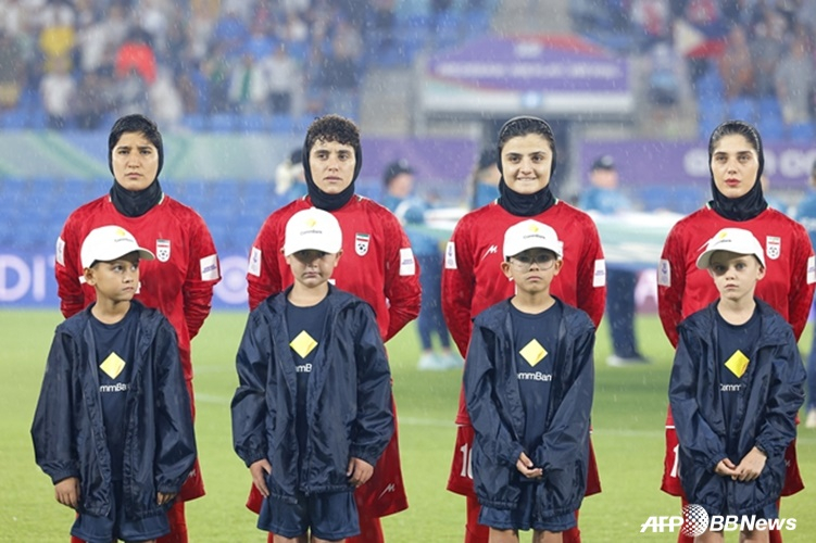 국가 제창을 거부하는 이란 여자 축구대표팀 선수들. /AFPBBNews=뉴스1