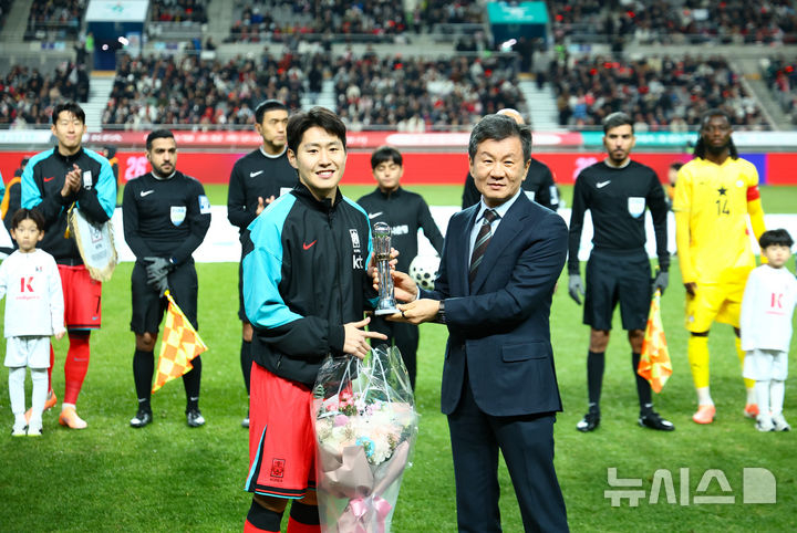 지난해 12월 18일 서울 마포구 서울월드컵경기장에서 열린 축구 국가대표팀 평가전 대한민국과 가나의 경기에서 이강인(왼쪽)이 정몽규 대한축구협회장으로부터 AFC 올해의 국제선수상 트로피를 전달받은 뒤 기념촬영하고 있다. /사진=뉴시스