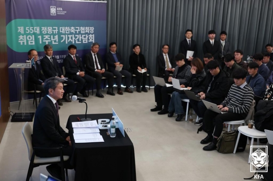 정몽규(왼쪽) 대한축구협회장의 기자 간담회 모습. /사진=대한축구협회 제공