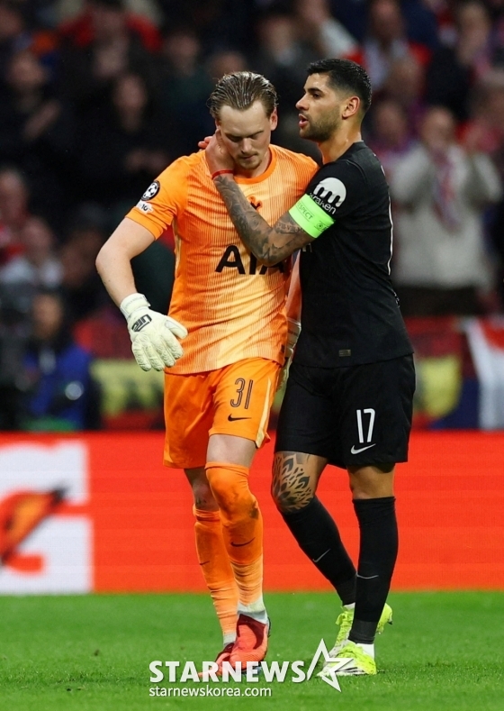 안토닌 킨스키(왼쪽)가 11일 오전 5시(한국시간) 스페인 마드리드의 리야드 에어 메트로폴리타노에서 열린 2025~2026 유럽축구연맹(UEFA) 챔피언스리그(UCL) 16강 1차전 아틀레티코 마드리드와 경기 전반 15분 만에 4실점하고 교체되고 있다. /로이터=뉴스1