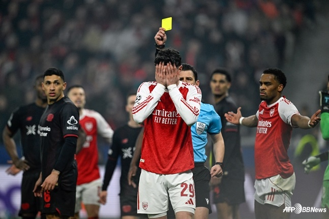 아스널 카이 하베르츠가 옐로카드를 받고 얼굴을 감싸쥐고 있다. /AFPBBNews=뉴스1