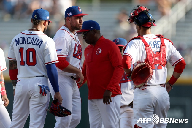 쿠바 대표팀이 12일(한국시간) 푸에르토리코 산 후안에 위치한 에스타디오 히람 비손에서 열린 2026 WBC 본선 1라운드 A조 최종전에서 투수를 교체하고 있다./AFPBBNews=뉴스1