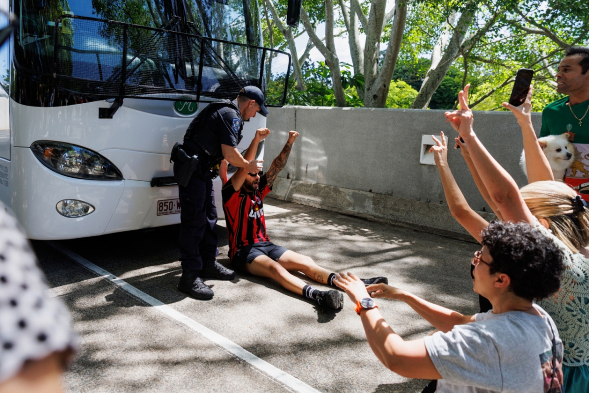 10일(현지 시간) 호주 골드코스트에서 한 경찰관이 이란 여자 축구대표팀이 탑승한 것으로 추정되는 버스의 이동을 막은 시위 참가자를 설득하고 있다./AP=뉴시스