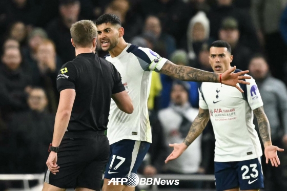 크리스티안 로메로(가운데)가 경고 누적 퇴장에 항의하고 있다. /AFPBBNews=뉴스1