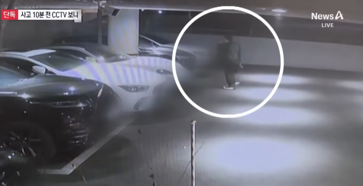 음주운전과 뺑소니 혐의를 받는 배우 이재룡(61)이 사고를 내기 직전 모습이 담긴 폐쇄회로(CC)TV 영상이 공개됐다. /사진=채널A 뉴스 방송화면