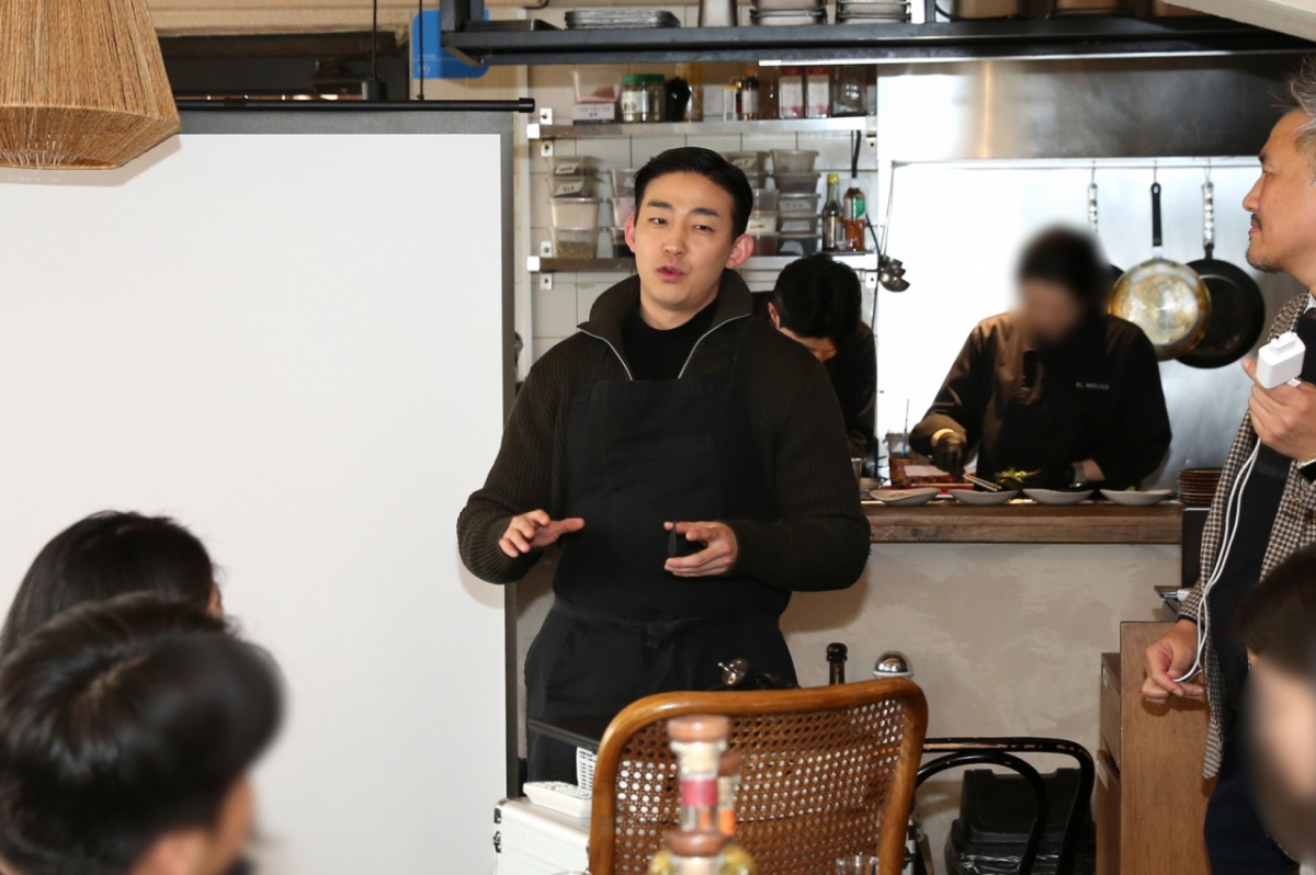 데킬라 오초를 설명하고 있는 진세범 셰프./사진제공=아영FBC