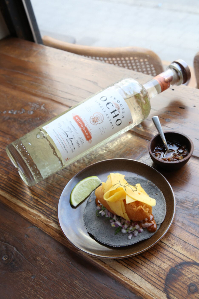 데킬라 오초 레포사도와 진세범 셰프의 베터드 피쉬 타코./사진제공=아영FBC