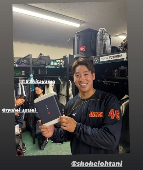 일본 야구 국가대표 오타니 쇼헤이(LA 다저스)가 월드베이스볼클래식(WBC) 8강전에 진출한 동료 선수들에게 고가의 헤드폰을 선물해 화제다. 후지히라가 오타니에게 헤드폰 선물을 받았다며 자신의 SNS에 올린 사진./사진=후지히라 SNS 화면캡처.