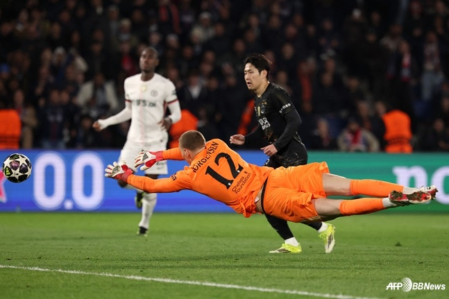 슈팅하는 이강인의 모습. /AFPBBNews=뉴스1