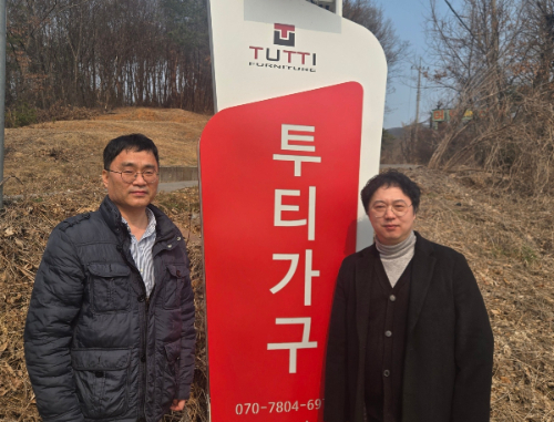 진목호 투티 이사(왼쪽)와 한진교 소셜밸류업 대표가 업무협약을 체결한 뒤 기념촬영을 하고 있다./사진제공=소셜밸류업