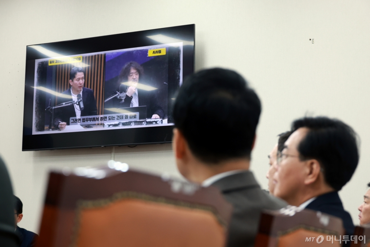 [서울=뉴시스] 고승민 기자 = 장동혁 국민의힘 대표 등 지도부가 12일 서울 여의도 국회에서 열린 최고위원회의에서 김어준 씨의 유튜브 방송 '겸손은 힘들다'를 시청하고 있다. 2026.03.12. kkssmm99@newsis.com /사진=고승민