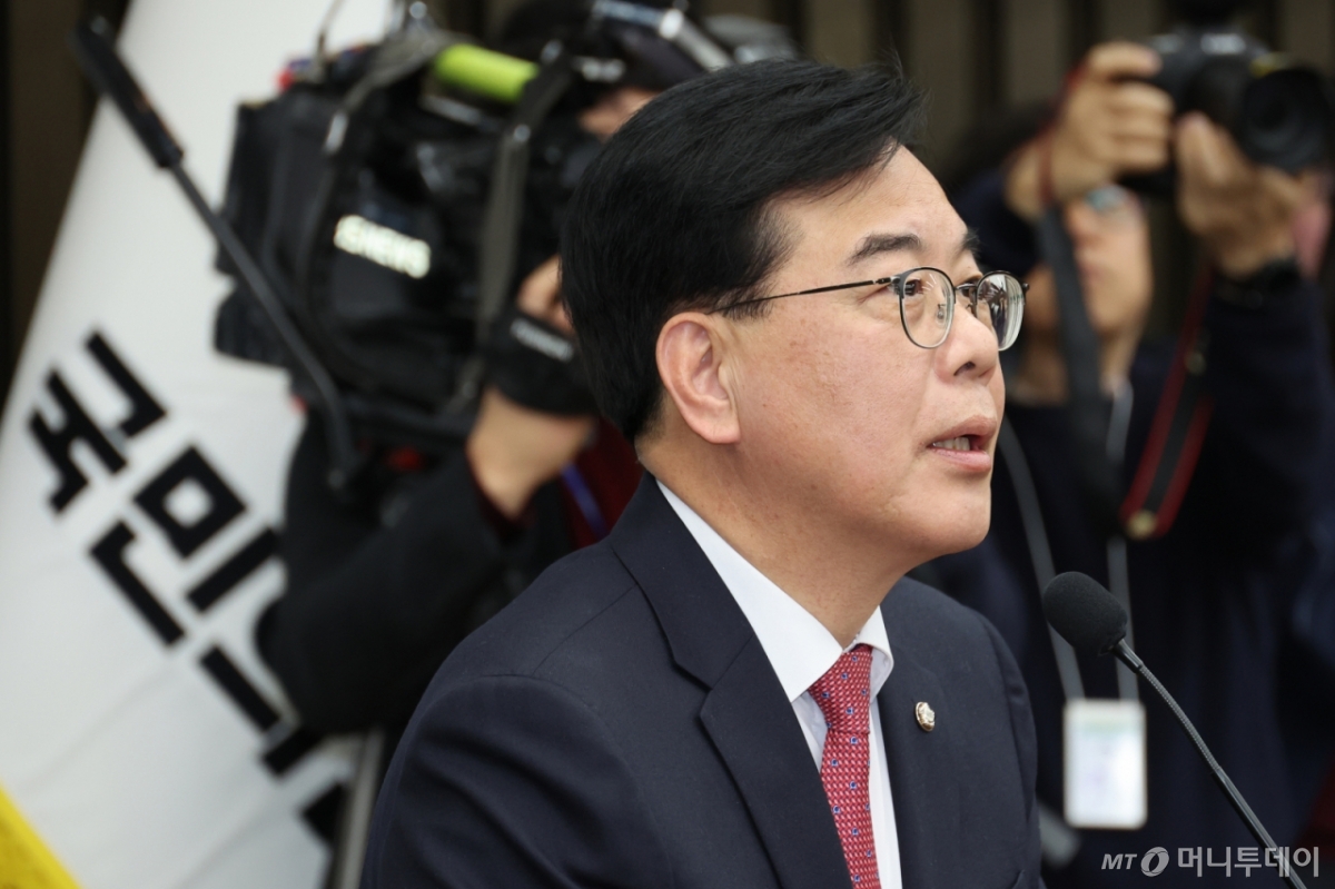 [서울=뉴시스] 김금보 기자 = 송언석 국민의힘 원내대표가 12일 오후 서울 여의도 국회에서 열린 의원총회에서 발언을 하고 있다. 2026.03.12. kgb@newsis.com /사진=김금보