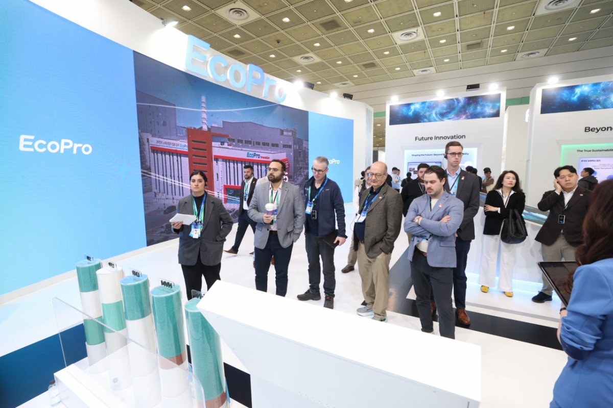 '인터배터리 2026'에서 외국인 관람객들이 에코프로 부스를 둘러보고 있다 /사진제공=에코프로