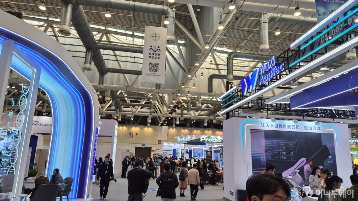 바이오 차이나 2026에 우시앱텍, 론자, 화이자, 등 중국과 글로벌 바이오제약 회사들이 부스장을 마련한 모습/사진= 박미주 기자