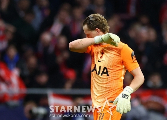 안토닌 킨스키가 스페인 마드리드의 리야드 에어 메트로폴리타노에서 열린  2025~2026 유럽축구연맹(UEFA) 챔피언스리그(UCL) 16강 1차전 아틀레티코 마드리드와 경기 전반 연속 실점 후 고개를 숙이고 있다. /로이터=뉴스1