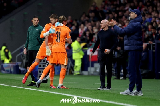 토트넘 골키퍼 안토닌 킨스키(31번)가 11일 스페인 마드리드에서 열린 2025~2026 UEFA 챔피언스리그 16강 1차전 아틀레티코 마드리드전에서 전반 17분 교체되고 있다. 맨 오른쪽은 이고르 투도르 토트넘 감독.  /AFPBBNews=뉴스1