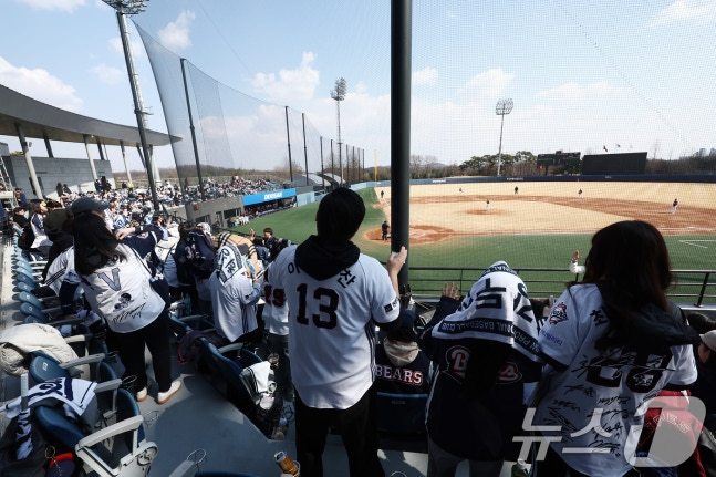 12일 오후 경기도 이천 두산베어스파크에서 열린 '2026 신한 SOL KBO리그' 시범경기 두산 베어스와 키움 히어로즈의 경기에서 두산 팬들이 열띤 응원을 하고 있다. /사진=뉴스1