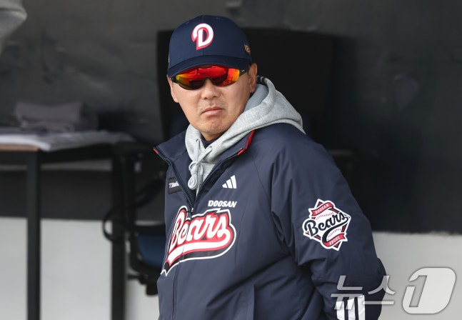 12일 오후 경기도 이천 두산베어스파크에서 열린 '2026 신한 SOL KBO리그' 시범경기 두산 베어스와 키움 히어로즈의 경기에서 두산 김원형 감독이 경기를 지켜보고 있다. /사진=뉴스1