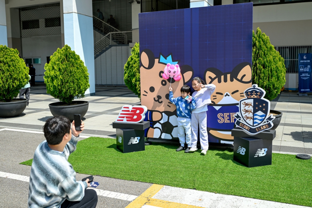 기념 사진을 찍은 서울 이랜드 팬들의 모습. /사진=서울 이랜드 제공