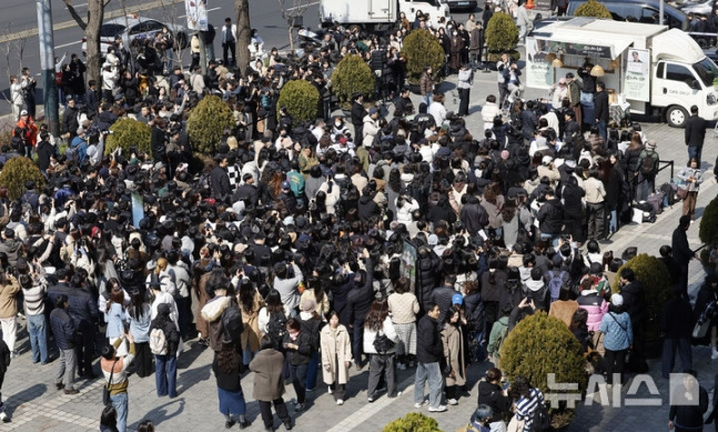장항준 감독이 12일 오후 서울 중구 프레스센터 앞 광장에서 영화 '왕과 사는 남자' 흥행 감사 커피차 이벤트를 진행하고 있다./사진=뉴시스
