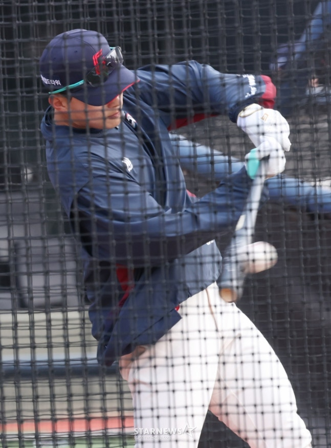 2026 신한 SOL Bank KBO리그 시범경기 롯데 자이언츠 대 KT 위즈 경기가 12일 부산 사직야구장에서 열렸다. 롯데 윤동희가 타격 훈련을 하고 있다. /사진=김진경 대기자
