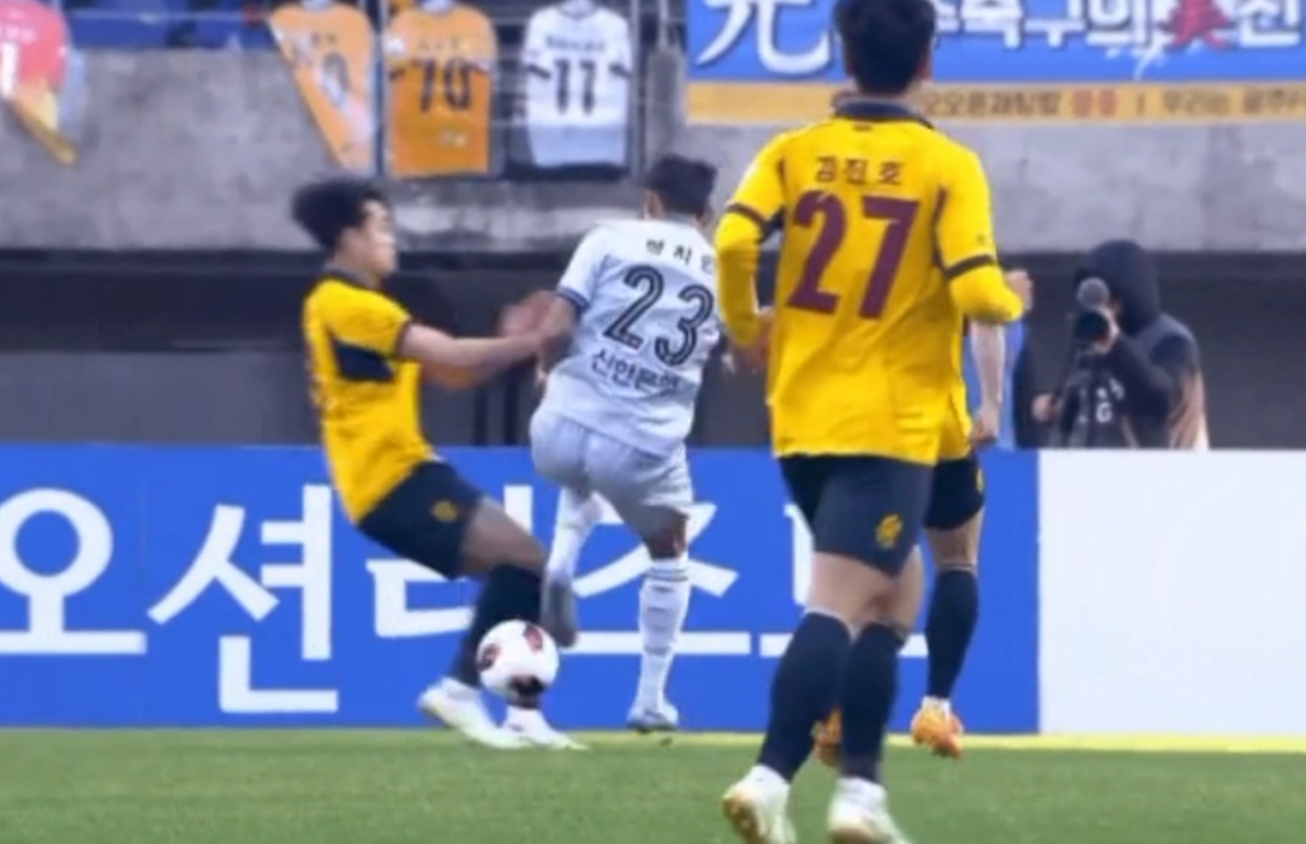 지난 7일 광주월드컵경기장에서 열린 광주FC와 인천 유나이티드 경기 모습. 당시 인천 정치인(흰 유니폼)이 먼저 공을 걷어낸 뒤 충돌이 일어났고, 충돌 직전 발을 뺐지만 주심은 정치인의 '킥킹' 파울에 따른 경고와 페널티킥을 선언했다. 대한축구협회는 이 판정을 '오심'으로 결론 내렸다. /사진=중계화면 캡처