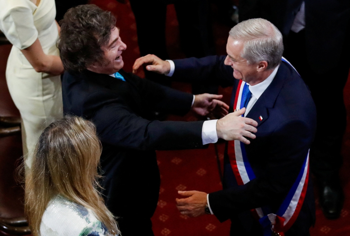 11일(현지시간) 칠레 발파라이소에 위치한 칠레 의회에서 열린 호세 안토니오 카스트 대통령의 취임식 행사에서 카스트 대통령(오른쪽)이 하비에르 밀레이 아르헨티나 대통령과 인사하는 모습./로이터=뉴스1