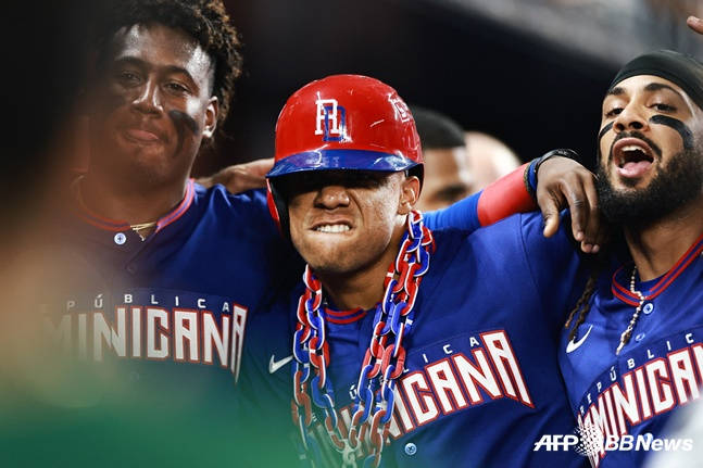 도미니카공화국 후안 소토(가운데)가 12일 베네수엘라전에서 홈런을 터뜨리고 페르난도 타티스 주니어(오른쪽)과 어깨 동무를 하고 기뻐하고 있다. /AFPBBNews=뉴스1