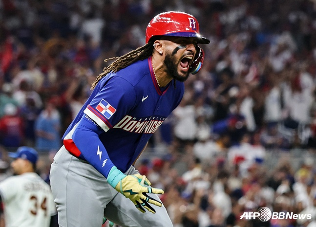 홈런을 날리고 포효하는 타티스 주니어. /AFPBBNews=뉴스1