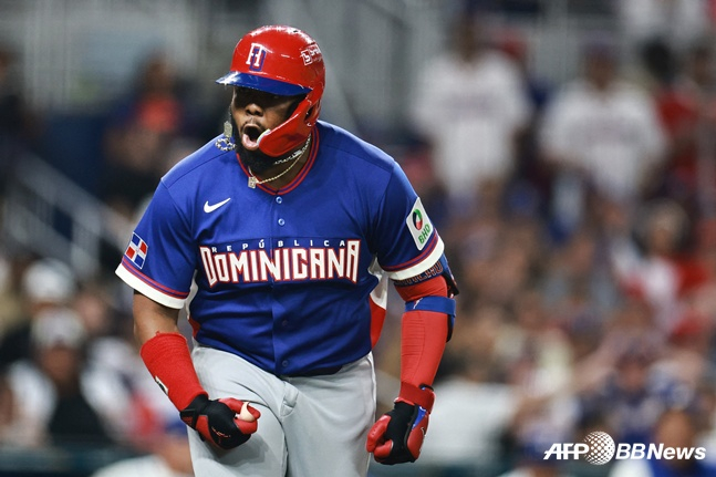 블라디미르 게레로 주니어가 홈런을 터뜨리고 포효하고 있다. /AFPBBNews=뉴스1