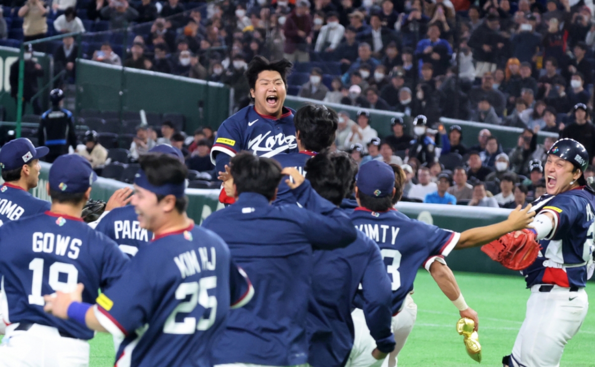 한국 야구 대표팀 문보경이 지난 9일 도쿄돔에서 열린 2026 WBC 도쿄POOL 대한민국과 호주 경기 9회말 호주의 마지막 타자의 플라이를 직접 처리한 후 글러브를 던지며 환호하고 있다. /사진=강영조 선임기자