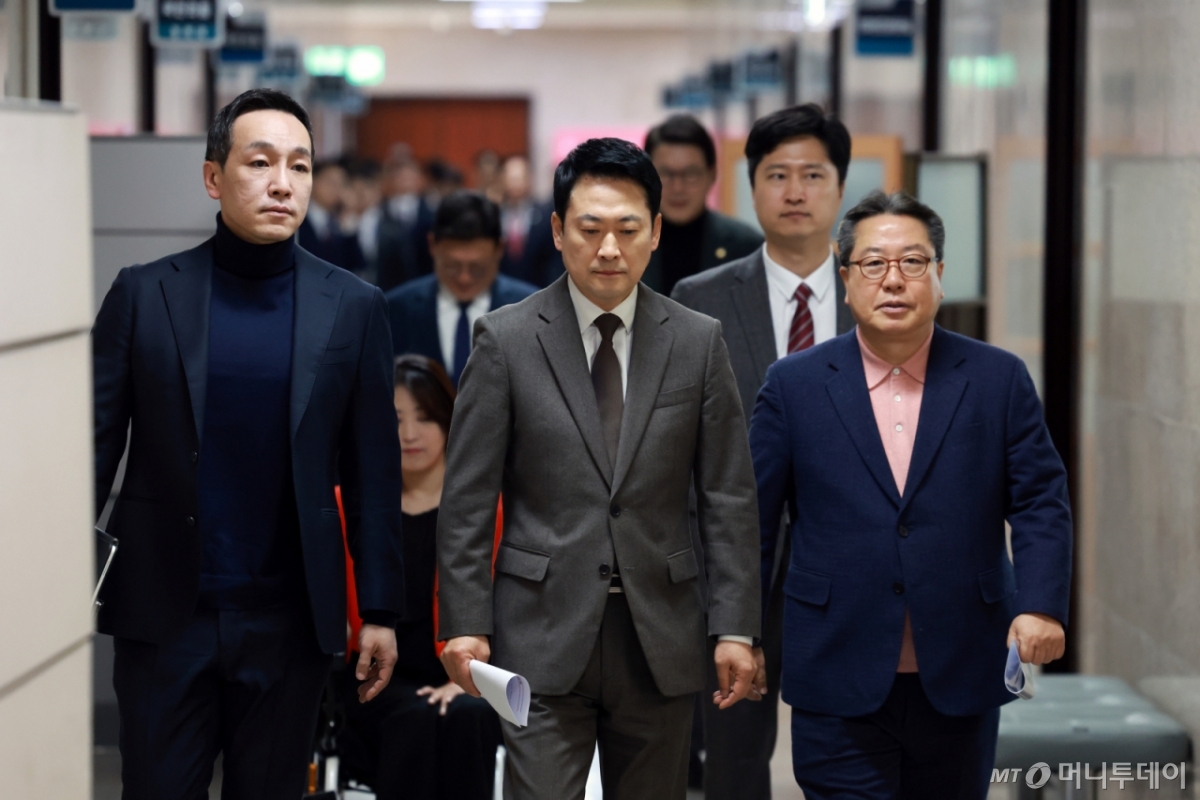 [서울=뉴시스] 고승민 기자 = 국민의힘 장동혁 대표 등 지도부가 12일 서울 여의도 국회에서 열린 최고위원회의에 참석하고 있다. 2026.03.12. kkssmm99@newsis.com /사진=고승민