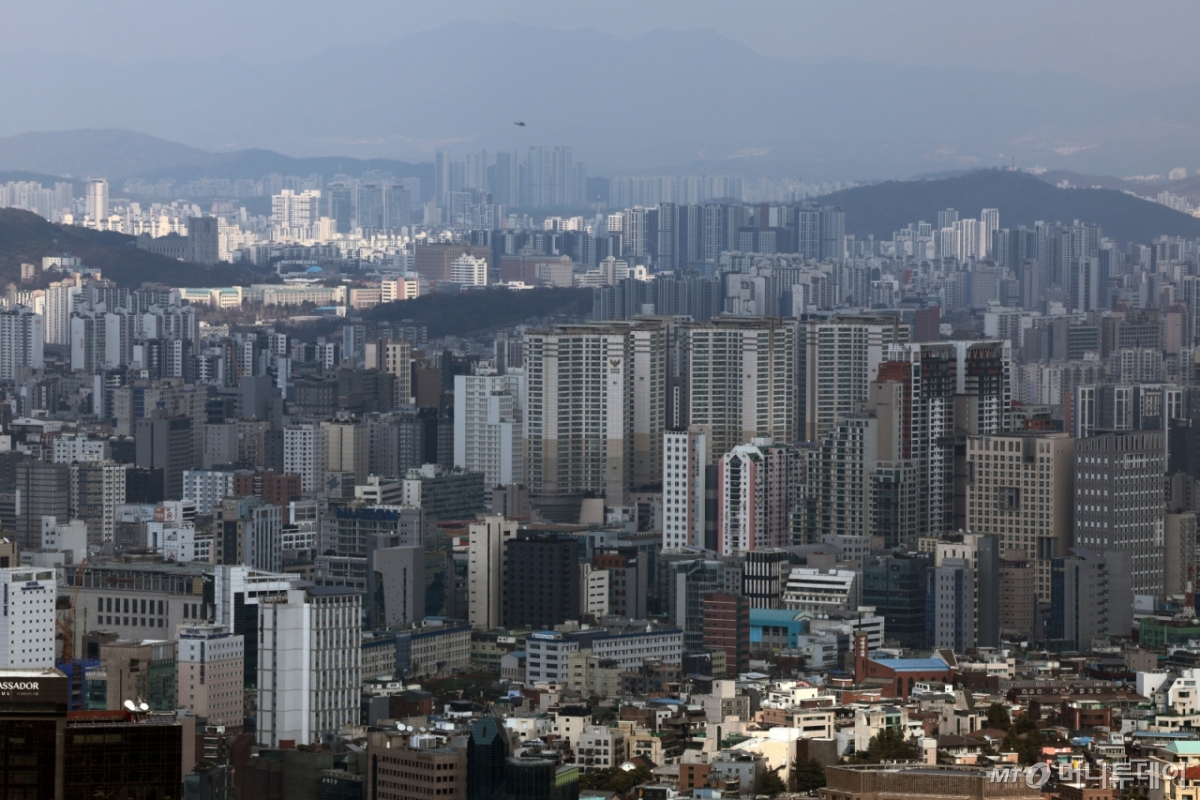 [서울=뉴시스] 배훈식 기자 = 노원, 도봉, 강북 등 외곽 지역 아파트값 상승세가 이어진 12일 오후 서울 중구 남산에서 바라본 강북 지역 아파트 모습. 한국부동산원이 이날 발표한 3월 둘째주(9일 기준) 주간 아파트 가격 동향에 따르면 강남, 서초, 송파 등 서울 최상급지 아파트값은 하락 전환했지만 노원구(0.12%→0.14%), 도봉구(0.06%→0.07%), 강북구(0.04%→0.05%) 등 외곽 자치구 아파트값은 수요가 이동하는 풍선 효과로 상승세가 이어지고 있다. 2026.03.12. dahora83@newsis.com /사진=배훈식