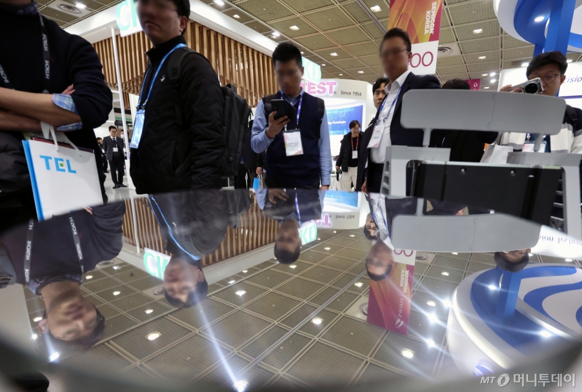 [서울=뉴시스] 조성우 기자 = 11일 오후 서울 강남구 코엑스에서 열린 세미콘 코리아 2026를 찾은 관람객들이 반도체 웨이퍼를 살펴보고 있다. 2026.02.11. xconfind@newsis.com /사진=조성우