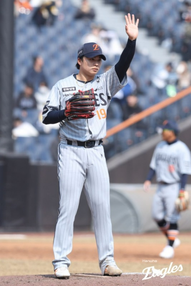 한화 아시아쿼터 투수 왕옌청이 12일 시범경기 개막전에 선발 등판해 몸에 맞힌 공을 던진 뒤 상대 타자에게 사과를 하고 있다. /사진=한화 이글스 제공