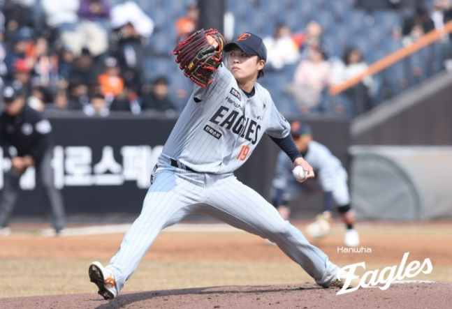 왕옌청이 투구를 하고 있다. /사진=한화 이글스 제공