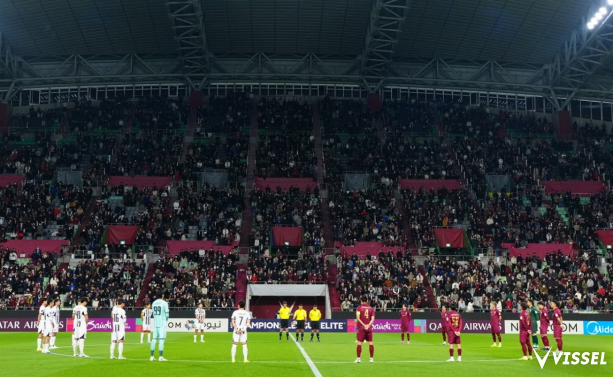 지난 11일 일본 고베의 고베 시티 미사키 파크 스타디움에서 열린 2025~2026 아시아축구연맹(AFC) 챔피언스리그 엘리트(ACLE) 동아시아 지역 16강 2차전 비셀 고베와 FC서울전을 앞두고 동일본 대지진 희생자들을 추모하기 위해 묵념하고 있는 양 팀 선수단과 심판진, 팬들. /사진=비셀 고베 SNS 캡처