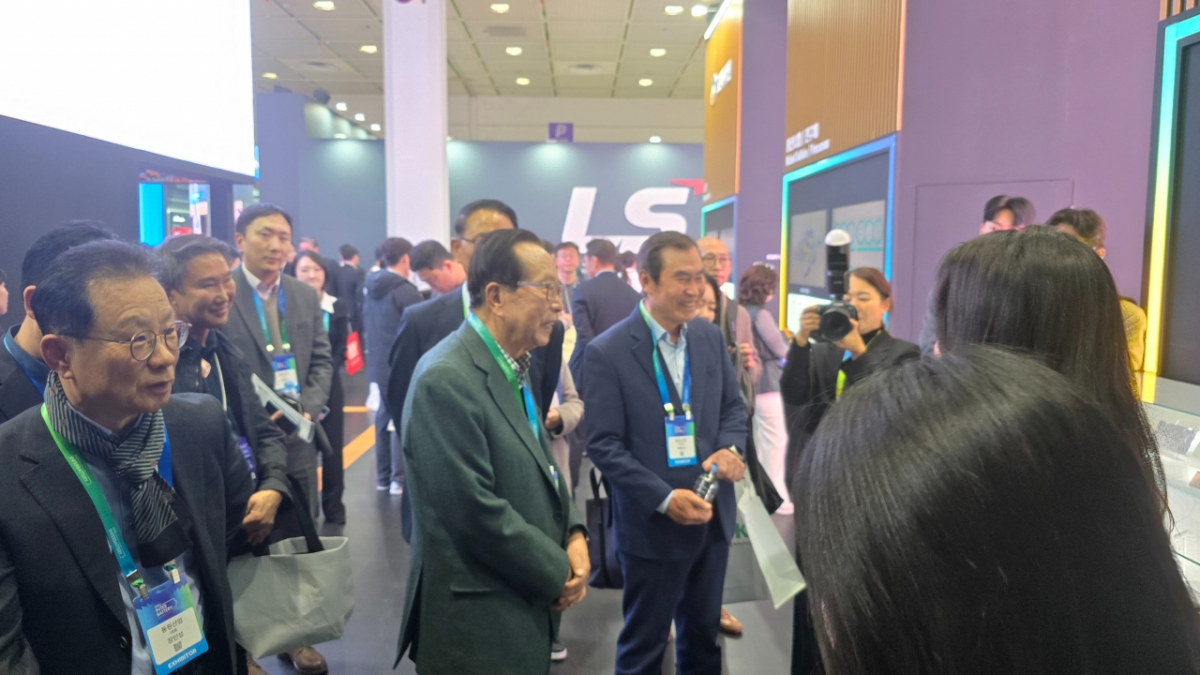 김재철 동원그룹 명예회장이 12일 서울 코엑스에서 열린 '인터배터리 2026'을 찾았다/사진=김도균 기자