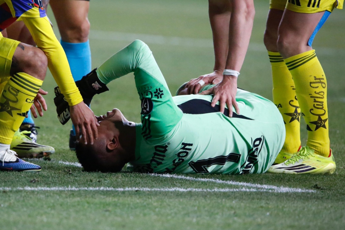 멕시코 축구대표팀 골키퍼 루이스 앙헬 말라곤이 지난 11일 CONCACAF 챔피언스컵 필라델피아 유니언전에서 고통을 호소하고 있다. /사진=레온 레칸다 SNS 캡처
